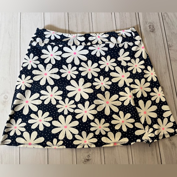 Women’s Lulu-B blue white daisy pull on skirt (skort)with built in shorts.Medium - Picture 3 of 14
